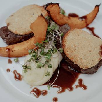 Hirschsteak in DAZUMAL Arkadenheuriger