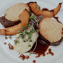 Hirschsteak in DAZUMAL Arkadenheuriger