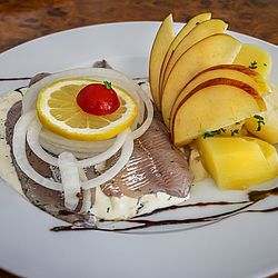 Heringschmaus im DAZUMAL Arkadenheuriger