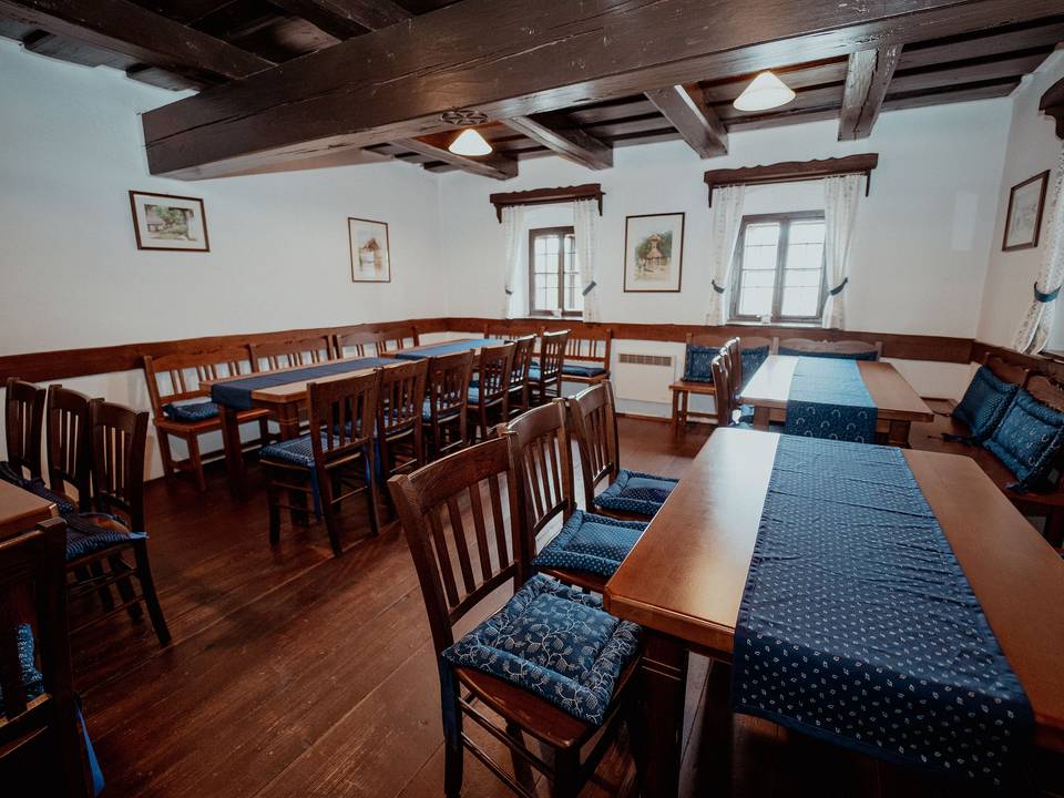 Blaudruck in der Stube im Arkardenheuriger