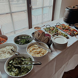 Mittagsbuffet im DAZUMAL Arkadenheuriger