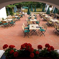 Dämmerschoppen im gemütlichen DAZUMAL Gastgarten 