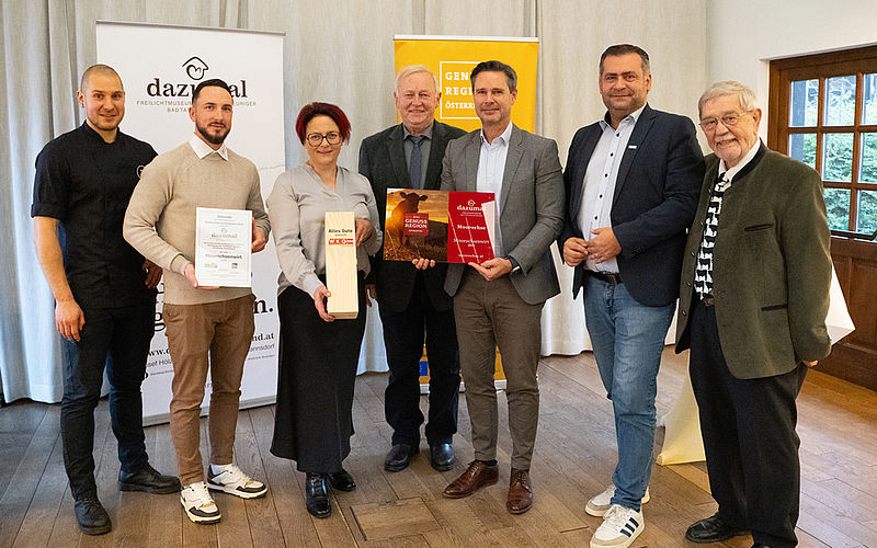 Verleihung der Urkunde "Moorochsenwirt des Jahres 2025" an den DAZUMAL Arkadenheutiger DAZUMAL Arkadenheuriger Bad Tatzmannsdorf ist Moorochsenwirt des Jahres 2025