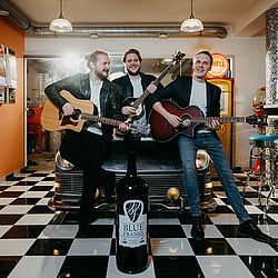 Die Band Blue Franks live im DAZUMAL Arkadenheuriger